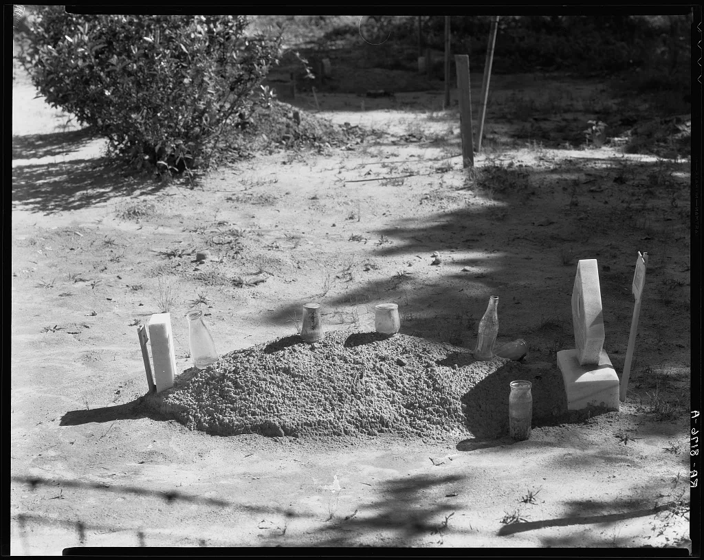Sharecropper's grave. Hale County, Alabama, 1936