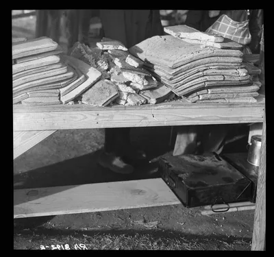 Cornbread. Food for flood refugees at the Forrest City concentration…, Arkansas, 1937
