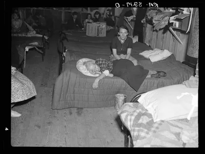 Flood refugees in canning factory used by the Red Cross as a relief…, Kentucky, 1937