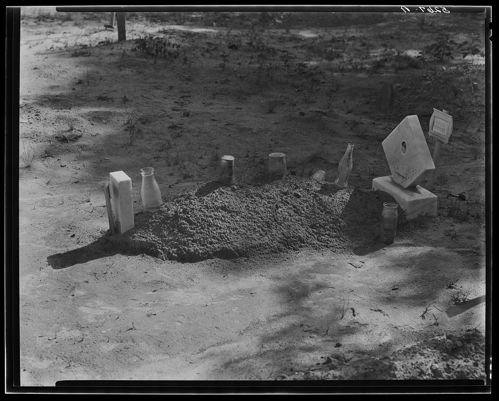 [A child's grave, Hale County, Alabama], 1936