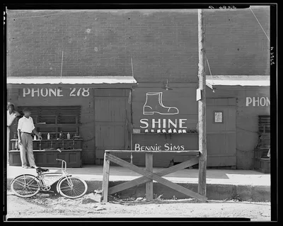[Shoeshine stand, Southeastern U.S.], Southern States, 1936